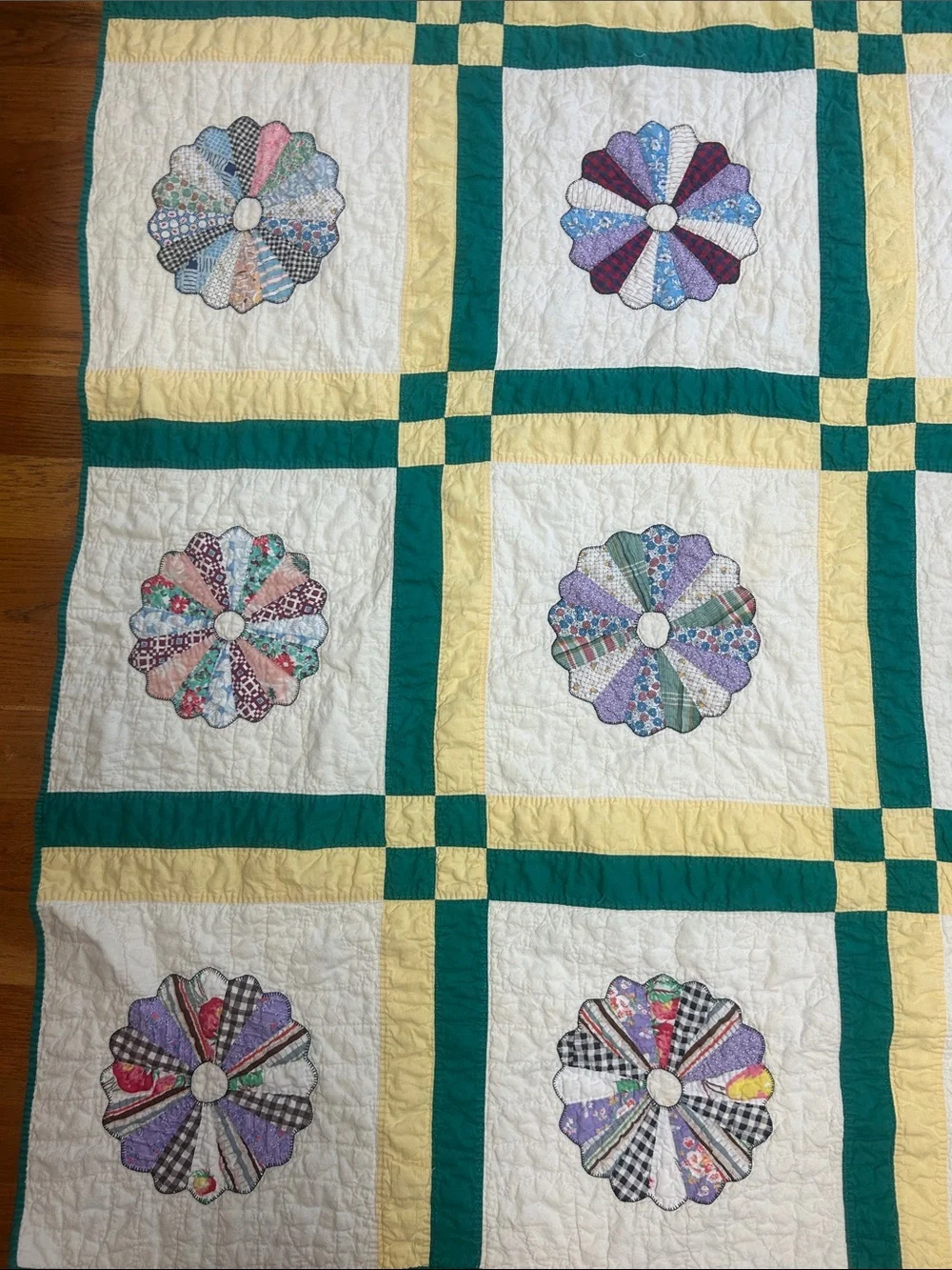 VTG Handmade Dresden Plate Quilt 63x82 Twin Hand Stitched Patchwork 1930s 1940s